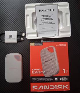 Sdssde7w-1t00-aw25 Sandisk 1tb Extreme Portable Ssd Up To 2000 Mb/s