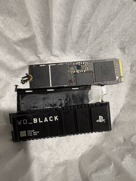 Wds200t5b0e-00cpe0 Sandisk Wd Black 2tb Ssd M.2 Nvme - Working But Damaged Read Description As-is